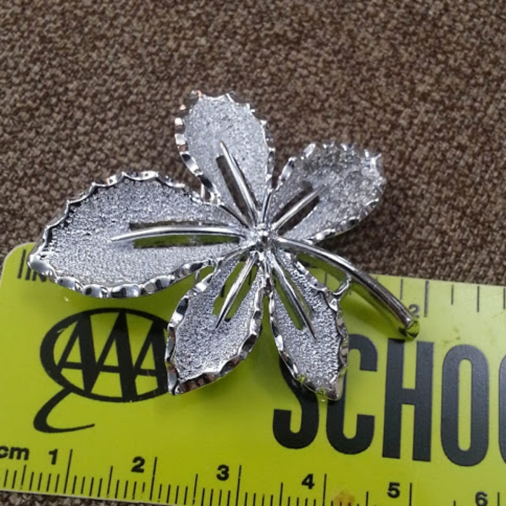 Vintage silver leaf brooch by Sarah Coventry - Picture 3 of 4